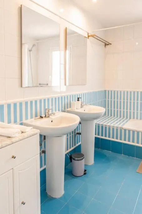 Modern Two-Bedroom Apartment Marbella